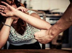 Шваброй проломил голову и перебил колено родственнице мужчина в Каменском районе