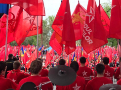 LIVE! Две многотысячные колонны встретились в центре Кишинева, где пройдет митинг по случаю Первомая