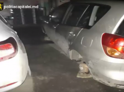 Молодых людей, снявших колеса с машины в одном из дворов Рышкановки, задержали с поличным  