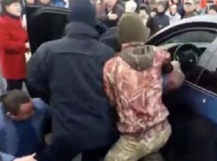 Самосуд киевлян над блокировавшим проезд трамвая водителем BMW попал на видео