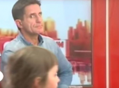 Забавное видео: ворвавшаяся в прямой эфир девочка перепугала советника главы МВД