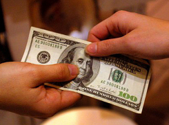 Юноша рассмешил кассира, попытавшись обменять сувенирные доллары в банке Приднестровья 