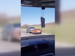 Под Пересечино замечен автомобиль, тянувший прицеп с отвалившимся колесом