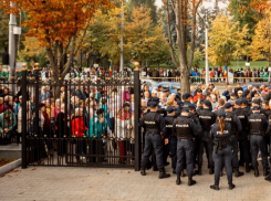 Протестующим не позволили провести манифестацию у президентуры во время визита еврокомиссара Йоханнеса Хана