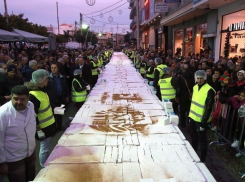 Гигантский торт в честь наступающего Нового года приготовили в Афинах