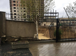 На улице Алба-Юлия рухнул забор, ограждавший стройку