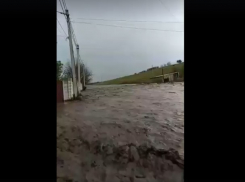 Неистовая горная река вместо проселочной дороги: жуткое наводнение в Бульбоках