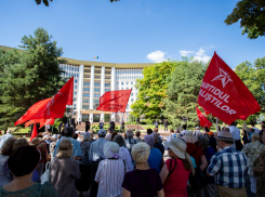 «Долой режим Санду!» - социалисты снова протестовали у здания парламента
