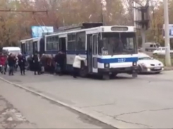 Пассажирам троллейбуса пришлось самим толкать многотонную машину