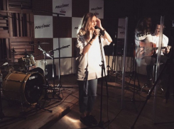 Лидия Исак показала на видео исполнение кавер-версии песни Sign of the times 