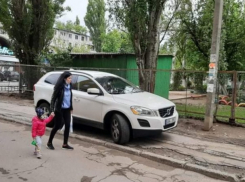 В Кишиневе, на Буюканах, водитель подвергает опасности мам с детьми