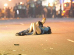 Смертельный секс попал на видео: влюбленных сбил автомобиль