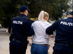 Скандал в кишиневском суде: полиция скрутила женщину, отказавшуюся надевать маску