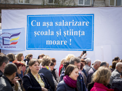 Учителя объявляют о забастовке и в знак протеста отменяют уроки в школах