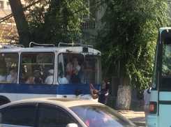 Столичный полицейский неожиданно помог троллейбусу