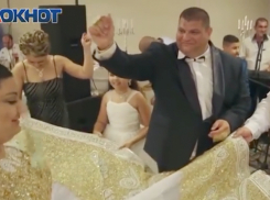Цыганская пара устроила свадьбу с дождем из евро и золота