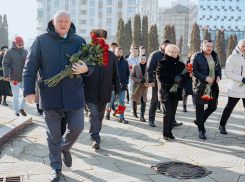 Депутаты блока «Победа» возложили цветы к мемориалу воинской славы «Вечность»