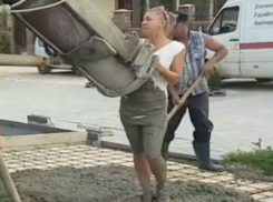 Смелую блондинку в мини-платье заживо забетонировали «подозрительные» молдавские строители