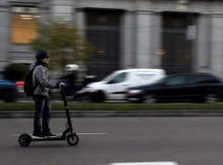 В Кишиневе троллейбус сбил девушку на электросамокате