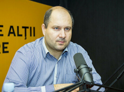 Те, кто получал огромные зарплаты, учат нас, как расходовать топливо