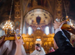 Пьяный священник проспал на алтаре венчание и крестины, а когда его разбудили, выгнал всех из храма