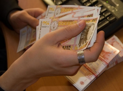 Курам на смех: даже в самых прибыльных отраслях зарплата молдаван составила меньше 1000 долларов 