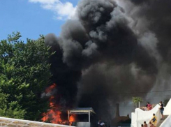 Грандиозный пожар, уничтоживший популярную пиццерию на одесском пляже, сняли на видео