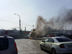 На Старой почте посреди дороги загорелся автомобиль