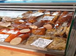 Просроченную колбасу без документов нашли в 13 торговых точках Кишинева