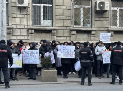 «Против PAS и их марионеток!» У здания ЦИК прошёл протест против попыток властей запретить референдум о нейтралитете