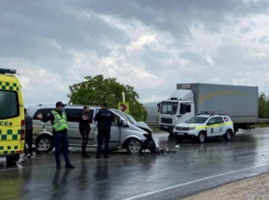Под Пересечино Mercedes врезался в фуру, есть жертвы