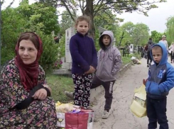 Время заработка: На кишинёвских кладбищах активизировались попрошайки, в том числе и дети