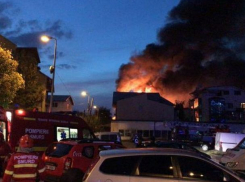 Устрашающий пожар с погибшим и пострадавшими в доме престарелых в Бухаресте показали на видео