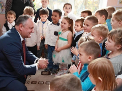 Президент и первая леди Молдовы осчастливили детей в Новоаненском районе