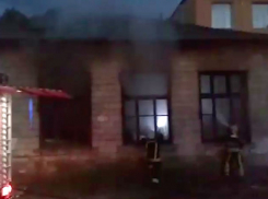 Отчаянные попытки спасти полыхающую школу в Криулянском районе сняли на видео