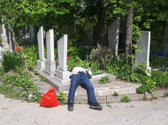 Примэрия: Поминальные дни в Кишиневе прошли под грифом пьянства, попрошайничества и нечистоплотности