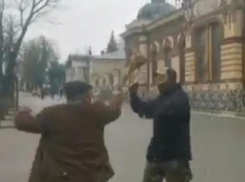 Газовая атака в центре Кишинева - протестующие утверждают, что их атаковал газом гражданский активист