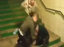 Двое подонков сбросили мужчину с лестницы и зверски избили: жестокое видео 