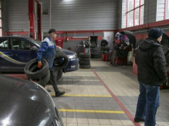 Автолюбители срочно меняют покрышки