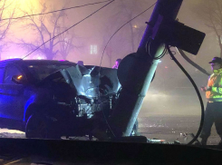 Автомобиль врезался в столб электропередач на Чеканах: пострадали три человека