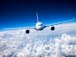 Гуляющего по облакам человека сфотографировали шокированные пассажиры самолета 