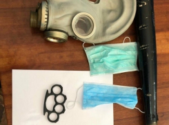 Папы и мамы пришли за школьниками, задержанными с битами на марше унионистов в Кишиневе 