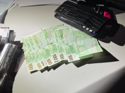 Скандал: Полицейский из Кишинева попался на взятке в 1000 евро