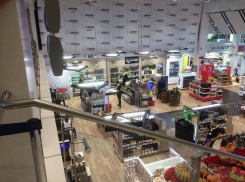 В магазинах Duty-free, принадлежащих Шору, работники носят символику Санду