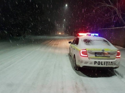 Сильнейший снегопад парализовал трассы на севере Молдовы