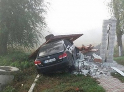 Молодой мужчина в иномарке врезался в распятие у дороги в Новоаненском районе 