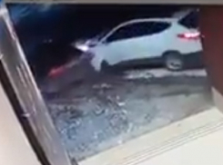 «Неуверенная» женщина за рулем Hyundai врезалась в автомобиль столичной девушки и сбежала 