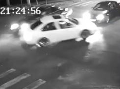 Перевернувший автомобиль с тремя людьми в центре Кишинева водитель-лихач попал на видео