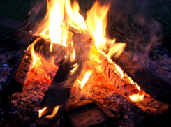 Годовалый ребенок упал в костер, когда пьяный отец заснул, а мать ушла