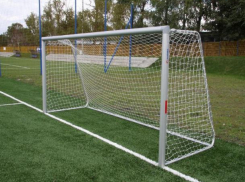 7-летний ребенок, на которого упали футбольные ворота, в тяжелом состоянии